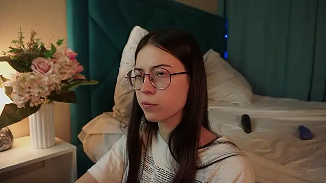 Snapshot of ywixos chatting on February 12, 2:45 pm ywixos online show from February 12, 2:45 pm