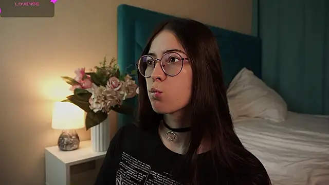 Snapshot of ywixos chatting on February 15, 2:25 pm ywixos online show from February 15, 2:25 pm