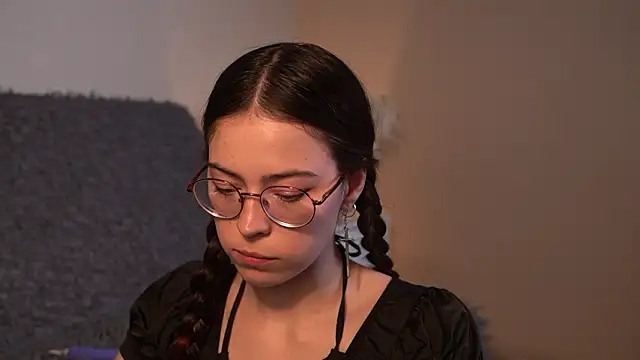 Snapshot of ywixos chatting on February 17, 2:57 pm ywixos online show from February 17, 2:57 pm