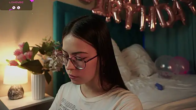 Snapshot of ywixos chatting on February 20, 3:01 pm ywixos online show from February 20, 3:01 pm