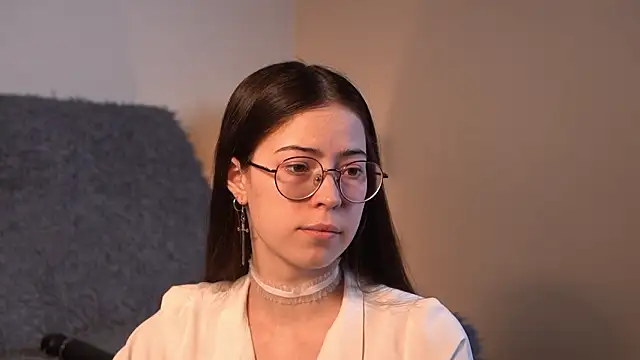 Snapshot of ywixos chatting on February 23, 2:25 pm ywixos online show from February 23, 2:25 pm