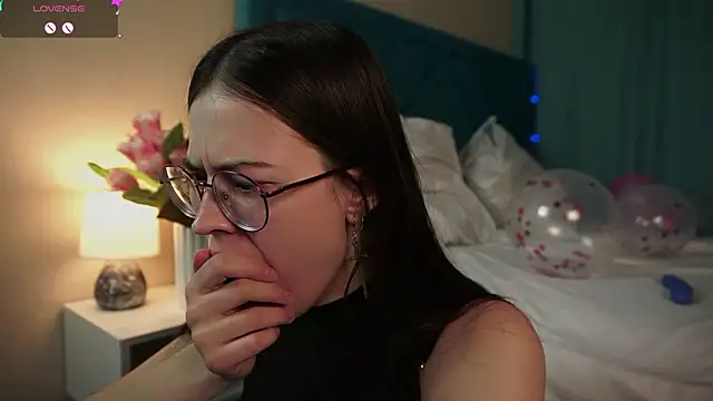 Snapshot of ywixos chatting on March 3, 2:45 pm ywixos online show from March 3, 2:45 pm