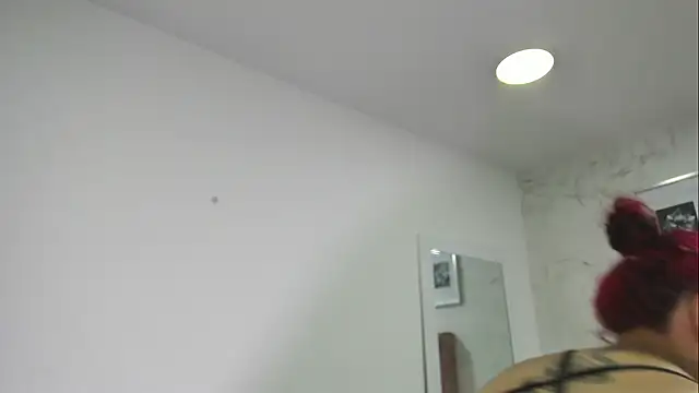 Maddy Mills online show from December 4, 5:21 pm