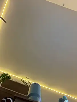 Snapshot of raynareign chatting on March 18, 7:22 am raynareign online show from March 18, 7:22 am