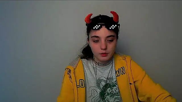 Snapshot of Sun_Shine__ chatting on October 12, 1:32 pm Sun Shine online show from October 12, 1:32 pm