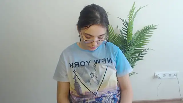 Snapshot of Sun_Shine__ chatting on May 23, 9:13 am Sun Shine online show from May 23, 9:13 am