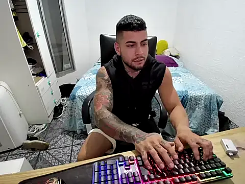 CaroyGonza online show from December 1, 4:39 am