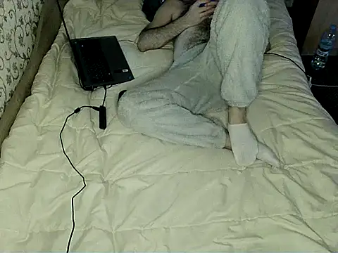 Snapshot of bul_boy chatting on April 3, 6:39 pm bul boy online show from April 3, 6:39 pm