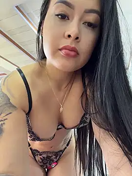 CrisMarulanda online show from April 8, 2:06 pm