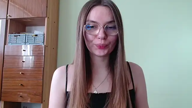 LooveELLYx online show from April 16, 1:34 pm