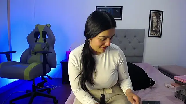 Esmeraldaa- online show from October 25, 4:20 am