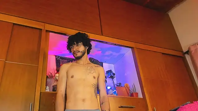 Snapshot of emmmalym chatting on September 18, 1:40 am emmmalym online show from September 18, 1:40 am