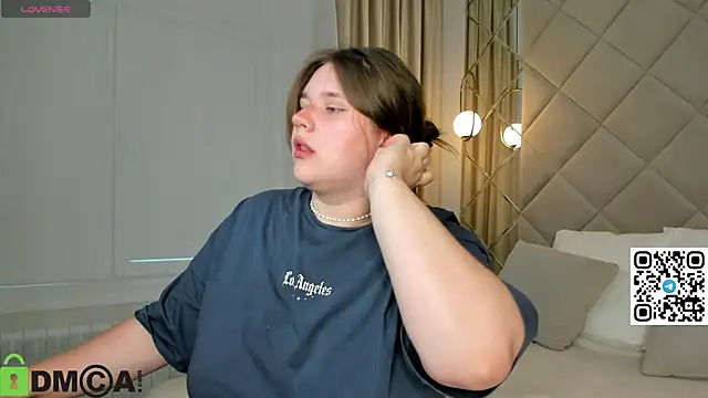 Snapshot of Chloee_White chatting on September 13, 1:05 am Chloee White online show from September 13, 1:05 am