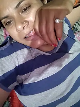 Snapshot of couple_71 chatting on May 16, 7:27 am couple 71 online show from May 16, 7:27 am
