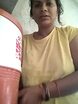 Snapshot of couple_71 chatting on May 18, 7:47 am couple 71 online show from May 18, 7:47 am