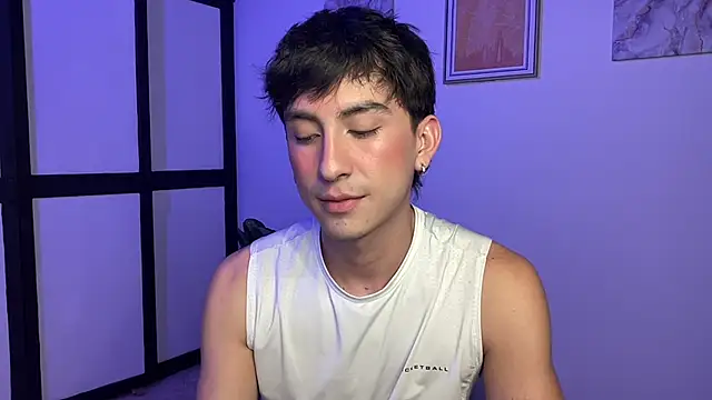 Snapshot of sweettaaron01 chatting on June 3, 12:46 am sweettaaron01 online show from June 3, 12:46 am