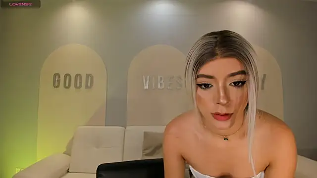 IsabellaMoreau online show from December 19, 8:16 pm