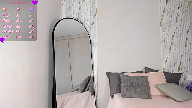 Snapshot of MissVioleet_ chatting on April 15, 5:20 pm MissVioleet online show from April 15, 5:20 pm