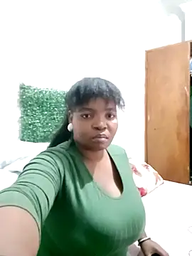 Snapshot of ShySexyBaddiexx chatting on October 19, 12:55 am ShySexyBaddiexx online show from October 19, 12:55 am