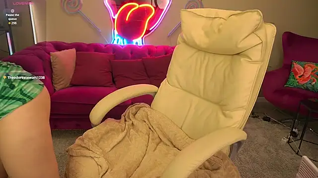 BellaLaPetit online show from December 3, 2:48 pm