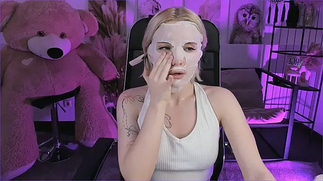 AuroraWrenfield online show from December 23, 12:30 am