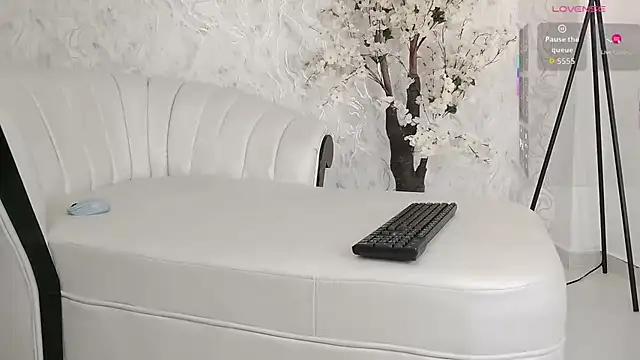 aura sanders1 online show from December 3, 11:52 am