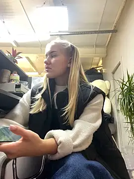 Snapshot of CandyVice chatting on October 10, 5:12 pm CandyVice online show from October 10, 5:12 pm