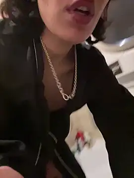 Snapshot of Piggiteablacktea chatting on January 17, 6:33 pm Piggiteablacktea online show from January 17, 6:33 pm