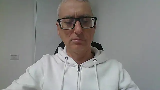 Snapshot of Sensor2000 chatting on January 17, 10:31 am Sensor2000 online show from January 17, 10:31 am