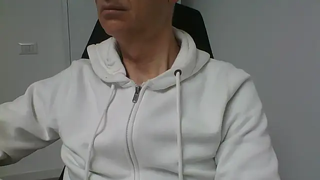 Snapshot of Sensor2000 chatting on February 4, 8:20 am Sensor2000 online show from February 4, 8:20 am