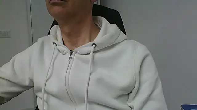 Snapshot of Sensor2000 chatting on February 5, 8:52 am Sensor2000 online show from February 5, 8:52 am