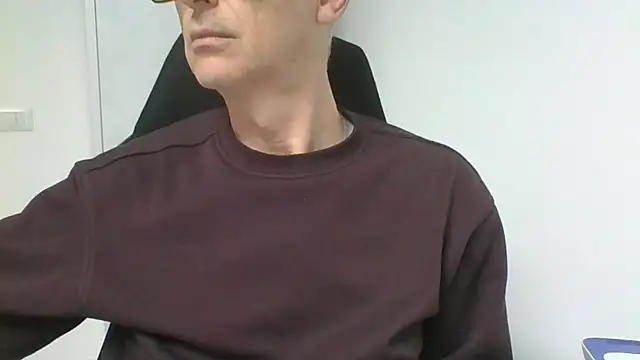 Snapshot of Sensor2000 chatting on February 10, 3:16 pm Sensor2000 online show from February 10, 3:16 pm