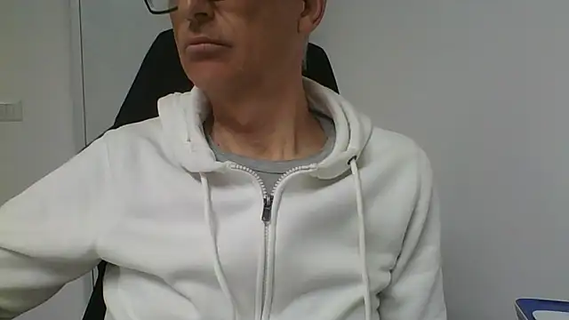 Snapshot of Sensor2000 chatting on February 25, 11:09 am Sensor2000 online show from February 25, 11:09 am