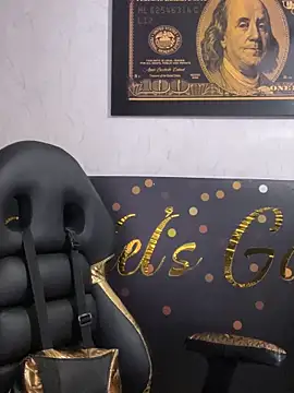 candy  fox  online show from October 3, 12:24 pm