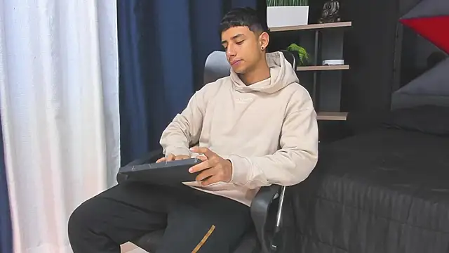 jaze bradley online show from December 20, 11:06 am