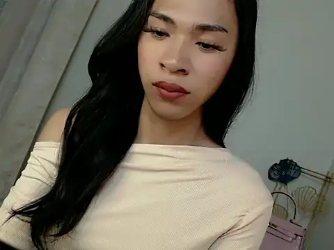 Annaloula online show from November 26, 4:30 pm