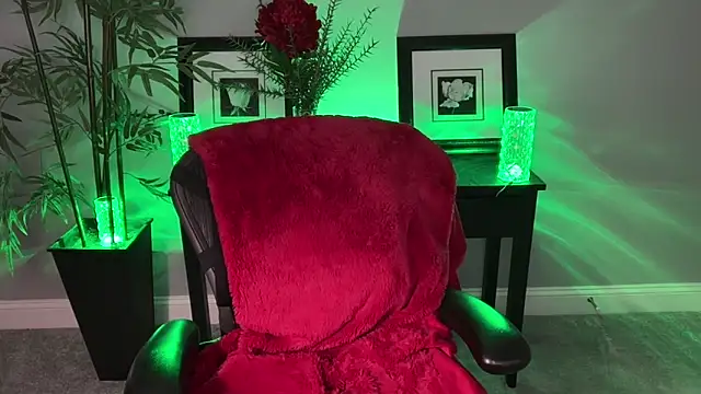 ItsNikki online show from February 16, 3:30 pm