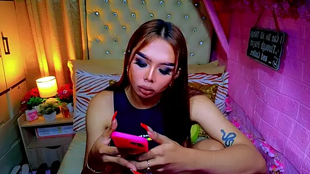 Snapshot of MoniqueCeleste chatting on April 6, 4:46 am MoniqueCeleste online show from April 6, 4:46 am