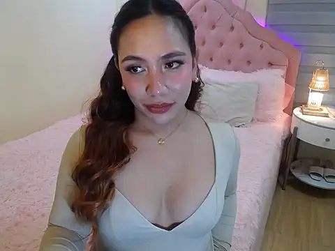 ur seductivelaura online show from December 4, 9:56 pm