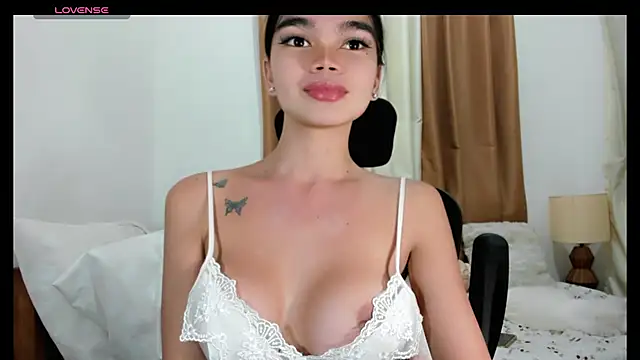 Snapshot of kendall_petite18 chatting on June 2, 10:50 am kendall petite18 online show from June 2, 10:50 am