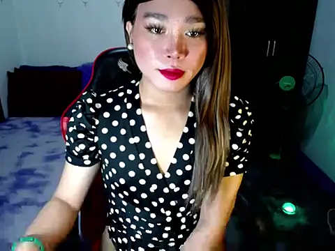 Urassiansweetcummer online show from December 15, 2:27 am