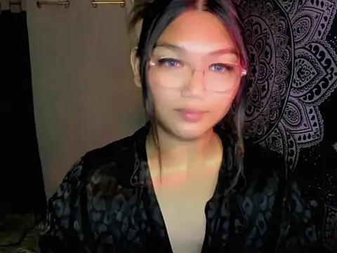 Snapshot of Lou_heart chatting on May 10, 5:18 pm Lou heart online show from May 10, 5:18 pm
