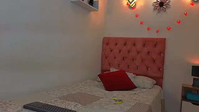 Kyra Honey online show from October 6, 8:06 pm