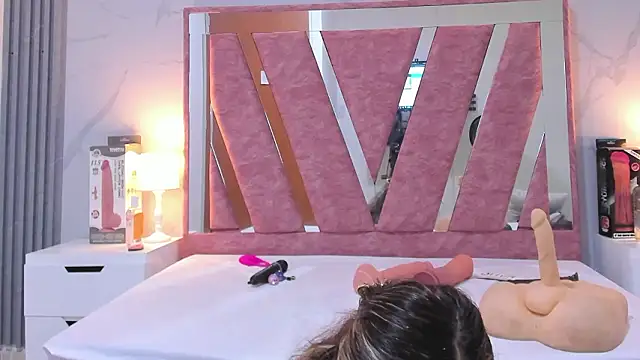 Wonderkloe  online show from February 3, 7:30 pm