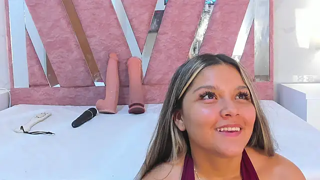 Wonderkloe  online show from March 4, 1:55 am