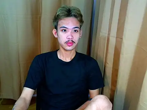 Snapshot of Urasiancumboix chatting on July 5, 4:36 pm Urasiancumboix online show from July 5, 4:36 pm