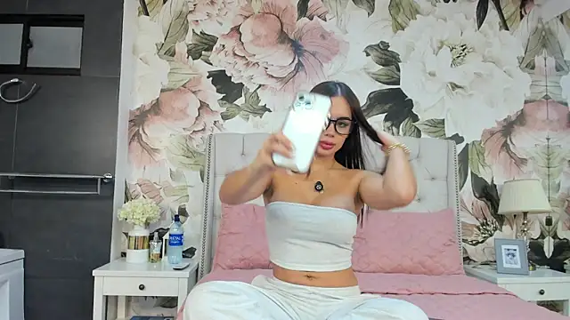 MaddyMay  online show from November 4, 9:03 pm