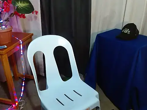 Snapshot of laura_leeforever chatting on June 29, 4:29 pm laura leeforever online show from June 29, 4:29 pm