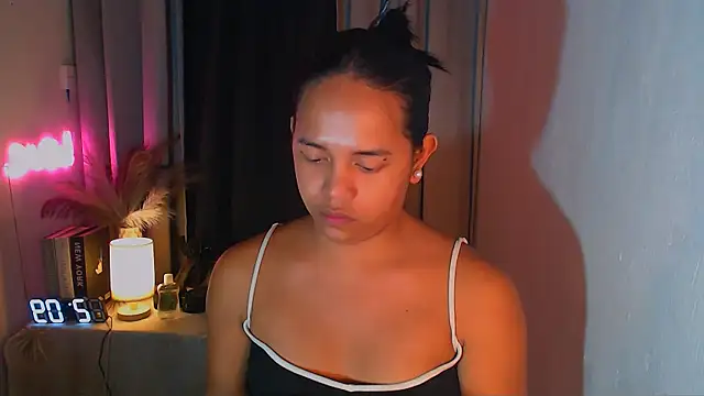 Lorainnelustts online show from December 19, 4:52 am