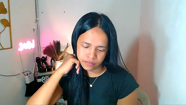 Lorainnelustts online show from March 2, 4:58 am